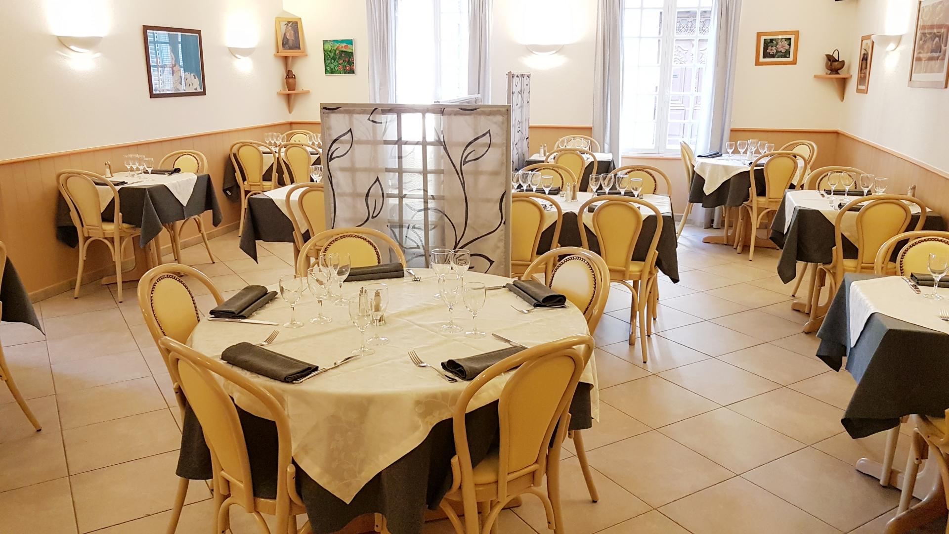 Terrasse ombragée sous les Platanes Hôtel pas cher Saint-Maximin-la-Sainte-Baume