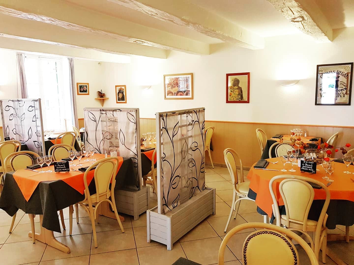 Terrasse ombragée sous les Platanes Hôtel pas cher Saint-Maximin-la-Sainte-Baume